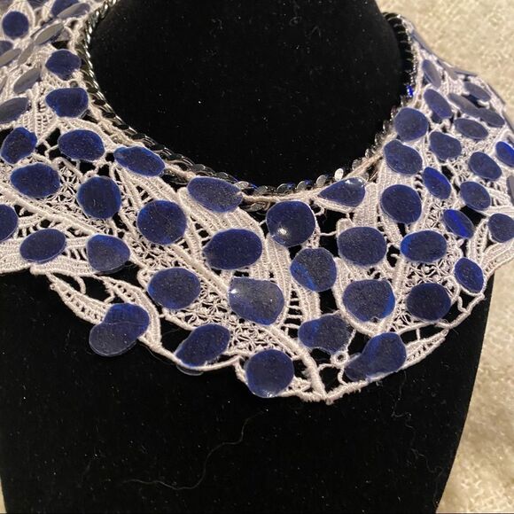 Unique fabric and metal collared choker cottage - Picture 4 of 8